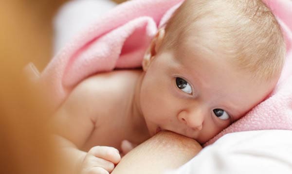 mother breastfeeding baby with foremilk and hindmilk