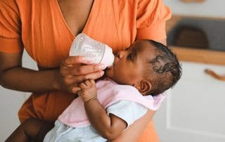 mother bottle feeding baby how to stop breastfeeding