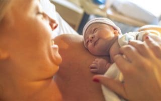 skin to skin infant and mom