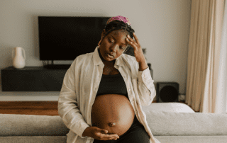 pregnant woman experiencing pregnancy brain, momnesia or brain fog