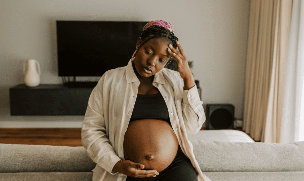 pregnant woman experiencing pregnancy brain, momnesia or brain fog